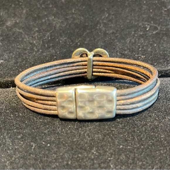 Leather Bracelet with Silver Heart and Magnetic Clasp - Picture 2 of 4